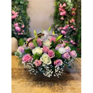 Sepette Pembe ve Beyaz Güller Aranjmanı